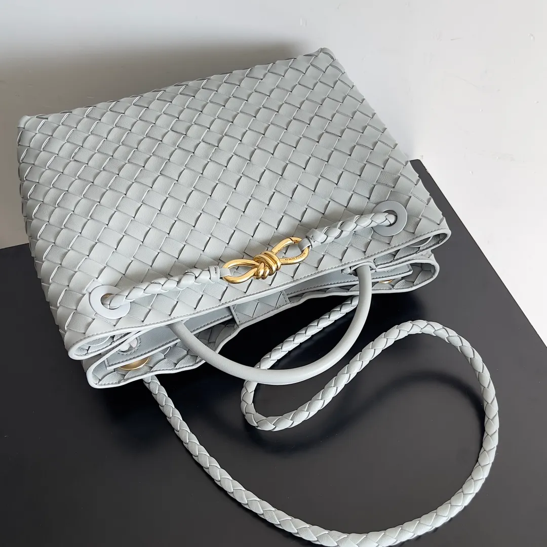The 2023 new Andiamo batch of 2260 BV has been shipped‼ ️Really popular🔥The new Andiamo woven handbag launched by Bottega Veneta this season is really popular all over the world! ! Celebrities at home and abroad have worn it, and Oscar-winning actress Michelle Yeoh has taken it out on the street. Song Jia, Trai Yara, Yu Feihong, Sanji Ayaka, Rosie Hunting-Whiteley, Yoshioka Riho, etc. have all picked up this bag. It is classic and versatile, showing off its temperament, and the bag capacity is also large, which is very convenient for daily commuting! ! A variety of carrying methods, the shoulder straps can be adjusted by yourself, the original lambskin feels soft and delicate, and the unisex style breaks the gender boundaries and brings a more practical and long-lasting use experience. Andiamo, which has both elegant and casual styles, perfectly interprets the true appearance of "fashionable old money style". Style number: 743572 Size: 32*24*12
